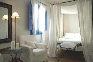 Отель Hostal de la Plaça