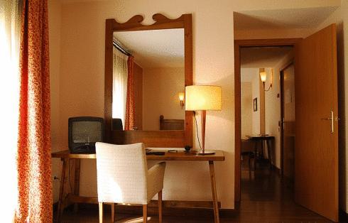 Отель Hotel Pirineos