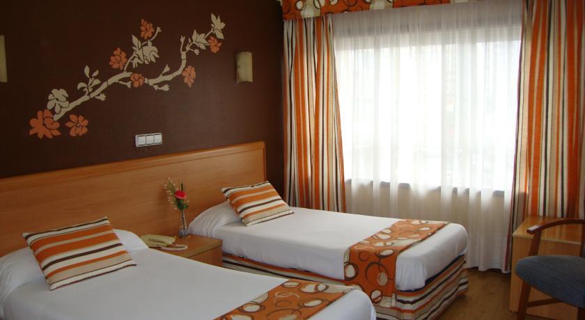 Отель Hotel Almirante