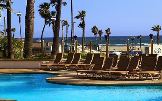 Отель The Waterfront Beach Resort, A Hilton Hotel