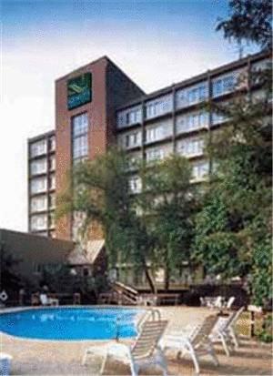 Отель Quality Hotel & Suites Cincinnati Central