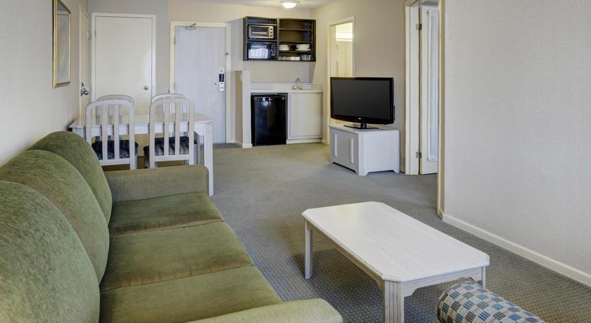 Отель Quality Suites Montreal Airport