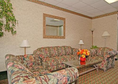 Отель Econo Lodge Petersburg
