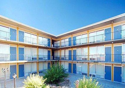 Отель Econo Lodge Topeka