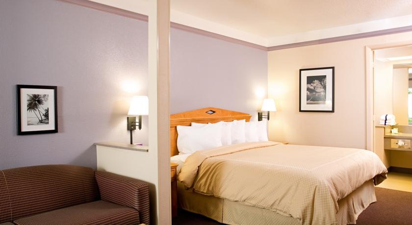 Отель Clarion Suites Maingate