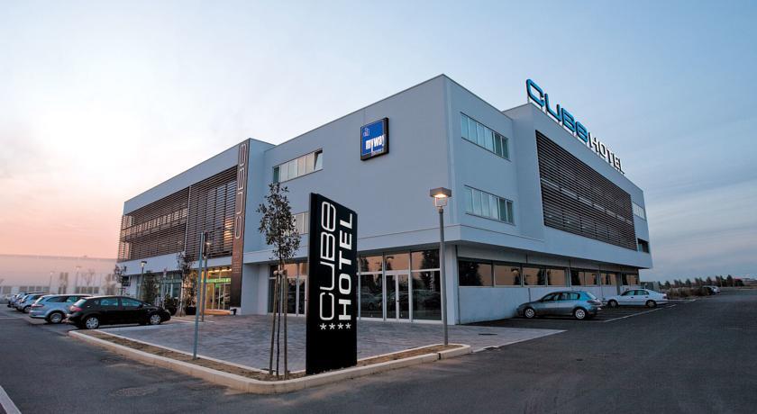 Отель Cube Hotel