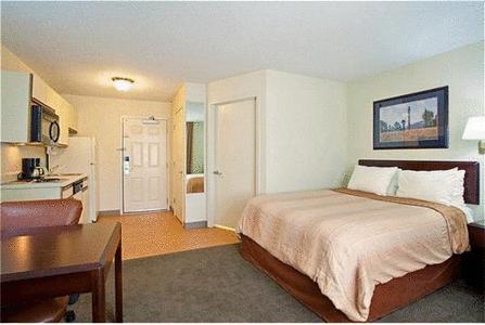 Отель Candlewood Suites Chicago-Waukegan