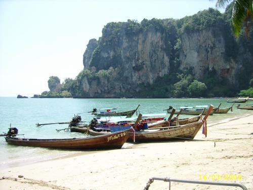 Tonsai Bay Resort