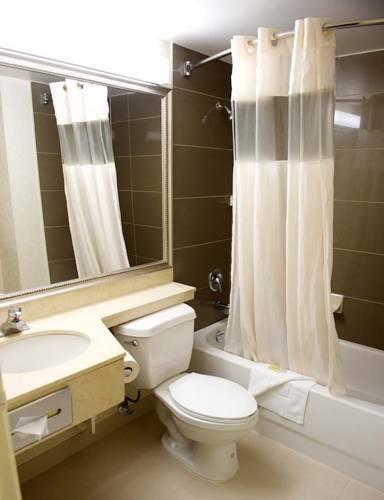 Отель Quality Inn & Suites Airport-Toronto