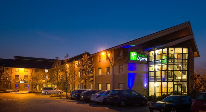 Отель Holiday Inn Express Milton Keynes