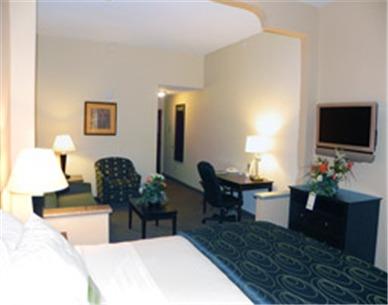Отель La Quinta Inn & Suites Tampa Central
