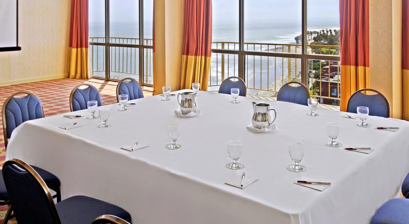 Отель Crowne Plaza Hotel VENTURA BEACH
