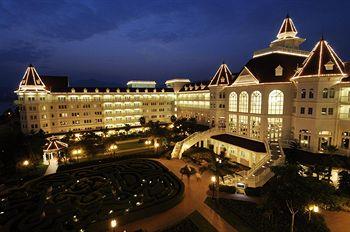 Hong Kong Disneyland Hotel 