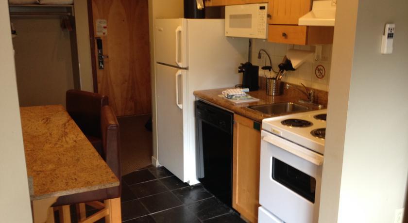 Отель Whistler Village Inn & Suites