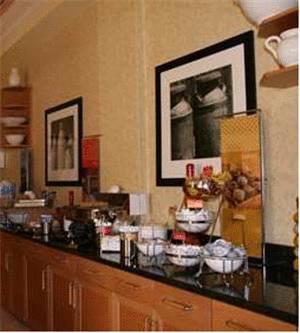 Отель Hampton Inn & Suites Stamford