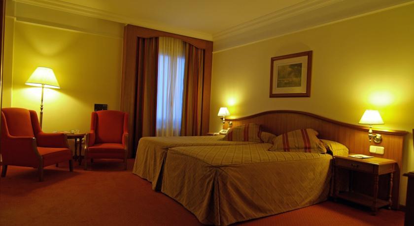 Отель Hotel Hoyuela