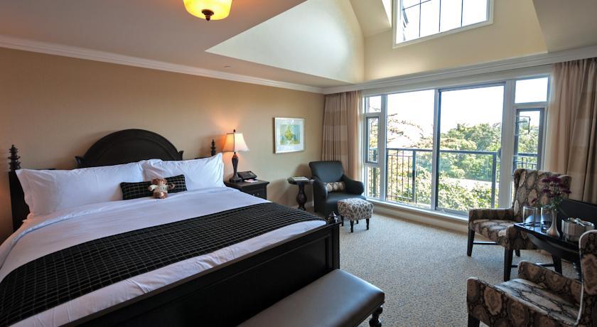 Отель Oak Bay Beach Hotel