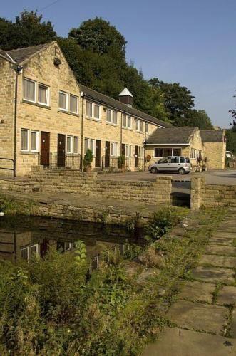 Отель Premier Inn Halifax South
