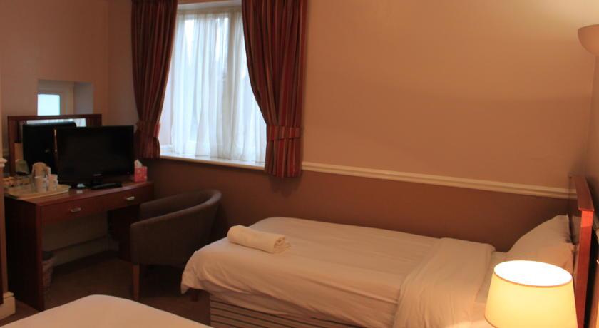 Отель Pines Hotel Luton Airport