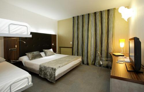 Отель High Tech Tamarises Hotel  