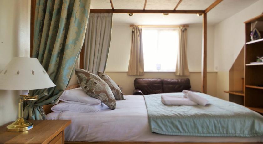 Отель Roydon Marina Village Hotel