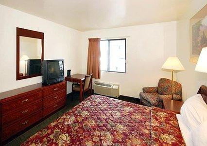Отель Econo Lodge Milwaukee Airport