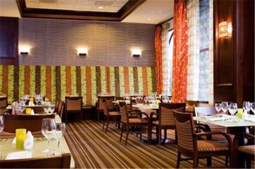 Отель DoubleTree Suites by Hilton Hotel Boston