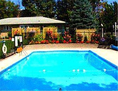 Отель Canadiana Inn