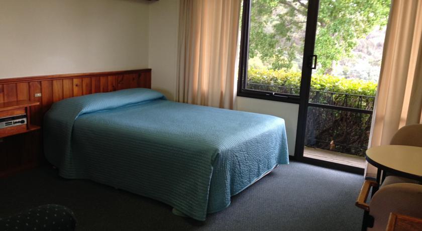 Отель Village Family Motor Inn