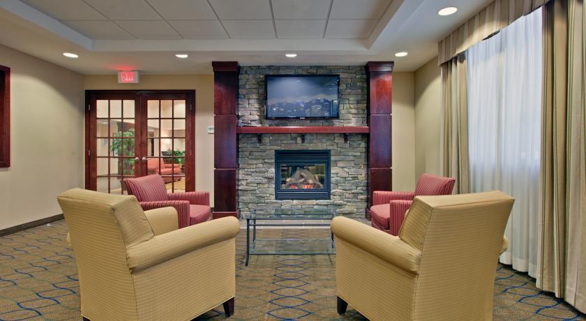 Отель Holiday Inn Express and Suites Kincardine