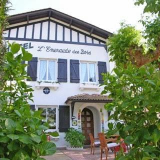 Отель Logis Hôtel Emeraude Des Bois