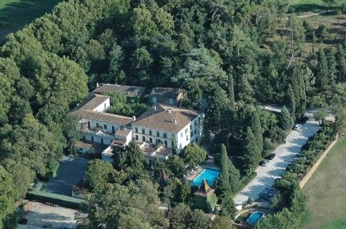 Отель Domaine De Châteauneuf