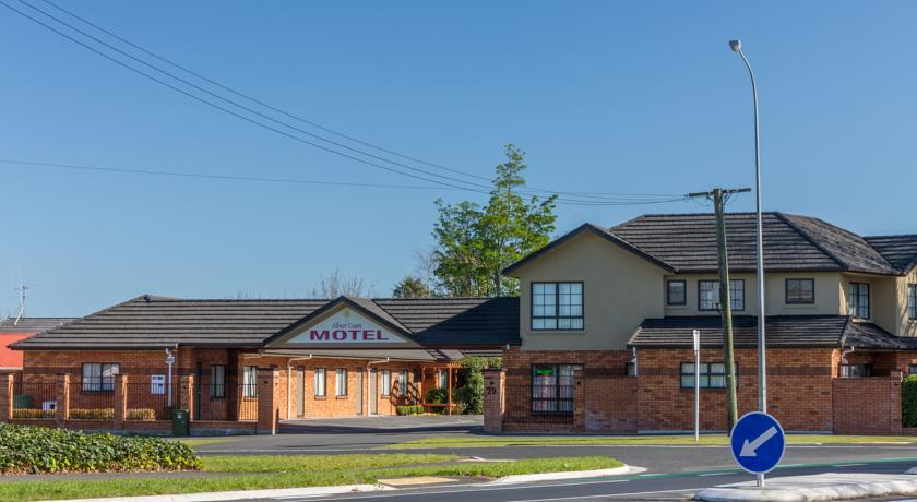 Отель Albert Court Motor Lodge
