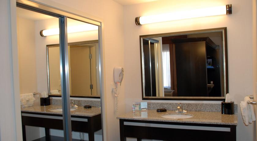 Отель Hampton Inn & Suites by Hilton Lethbridge
