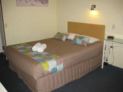 Отель Twin Pines Motel