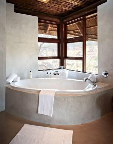 Отель Mhondoro Lodge