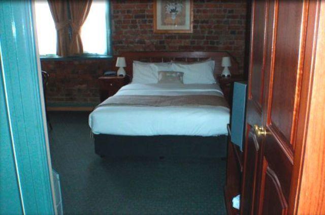 Отель Central Springs Inn