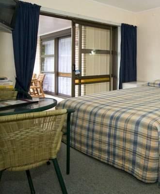 Dukes Midway Lodge