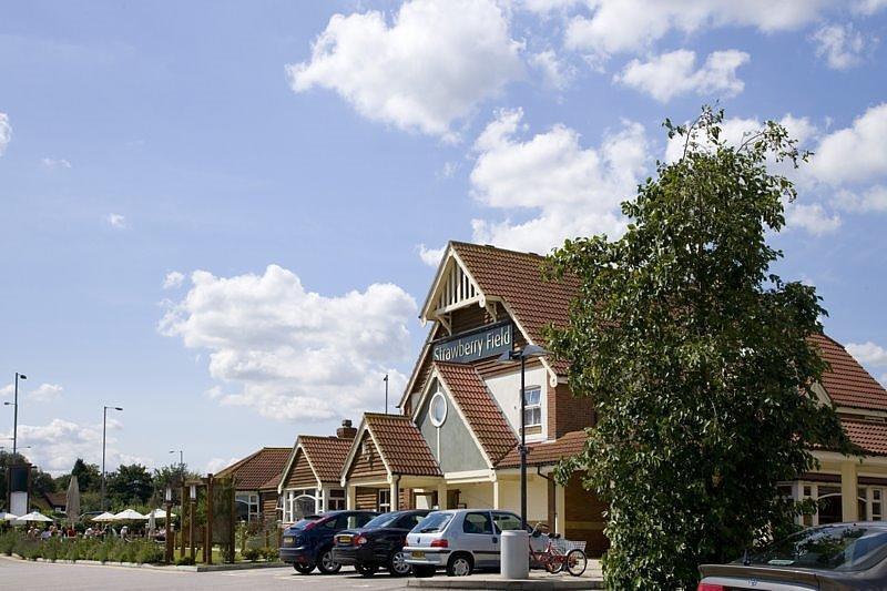 Отель Premier Inn Southend Airport