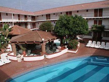 Отель Desert Inn Ensenada