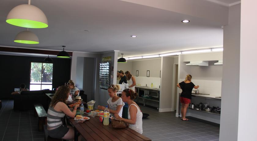 Хостел Base Airlie Beach Resort