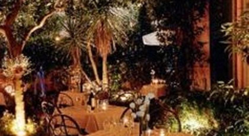 Отель Hotel Jolanda