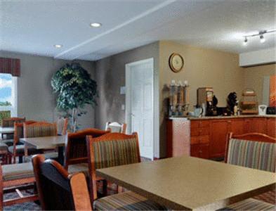 Отель Days Inn and Suites Cochrane