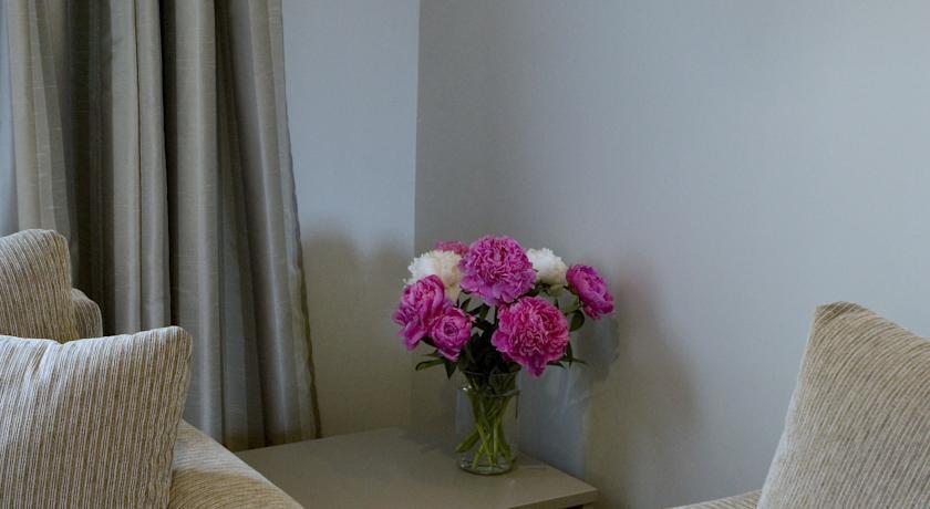 Отель Knightsbridge Court Motor Lodge