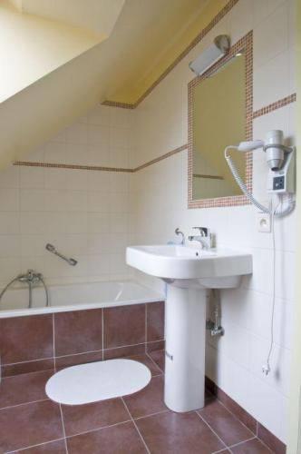 Отель Hotel Les Mignees