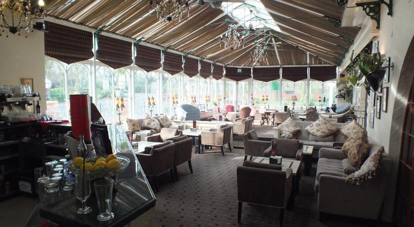 Отель The Pines Hotel