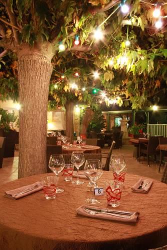 Отель Best Western Uzès Pont du Gard