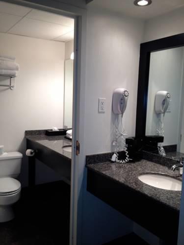 Отель Travelodge Kingston LaSalle Hotel
