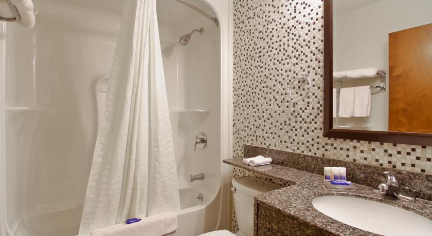 Отель Microtel Inn & Suites by Wyndham Woodstock