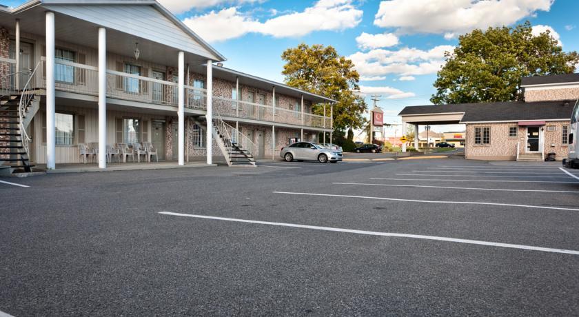 Отель Econo Lodge Brossard